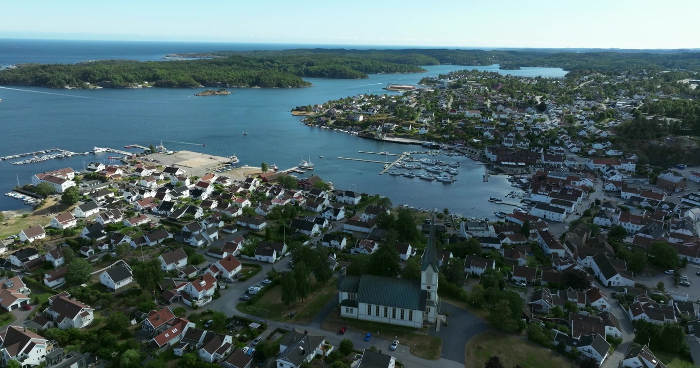 Widok z lotu ptaka na nadmorskie miasto Lillesand w Norwegii w zwolnionym tempie, ukazujący marinę