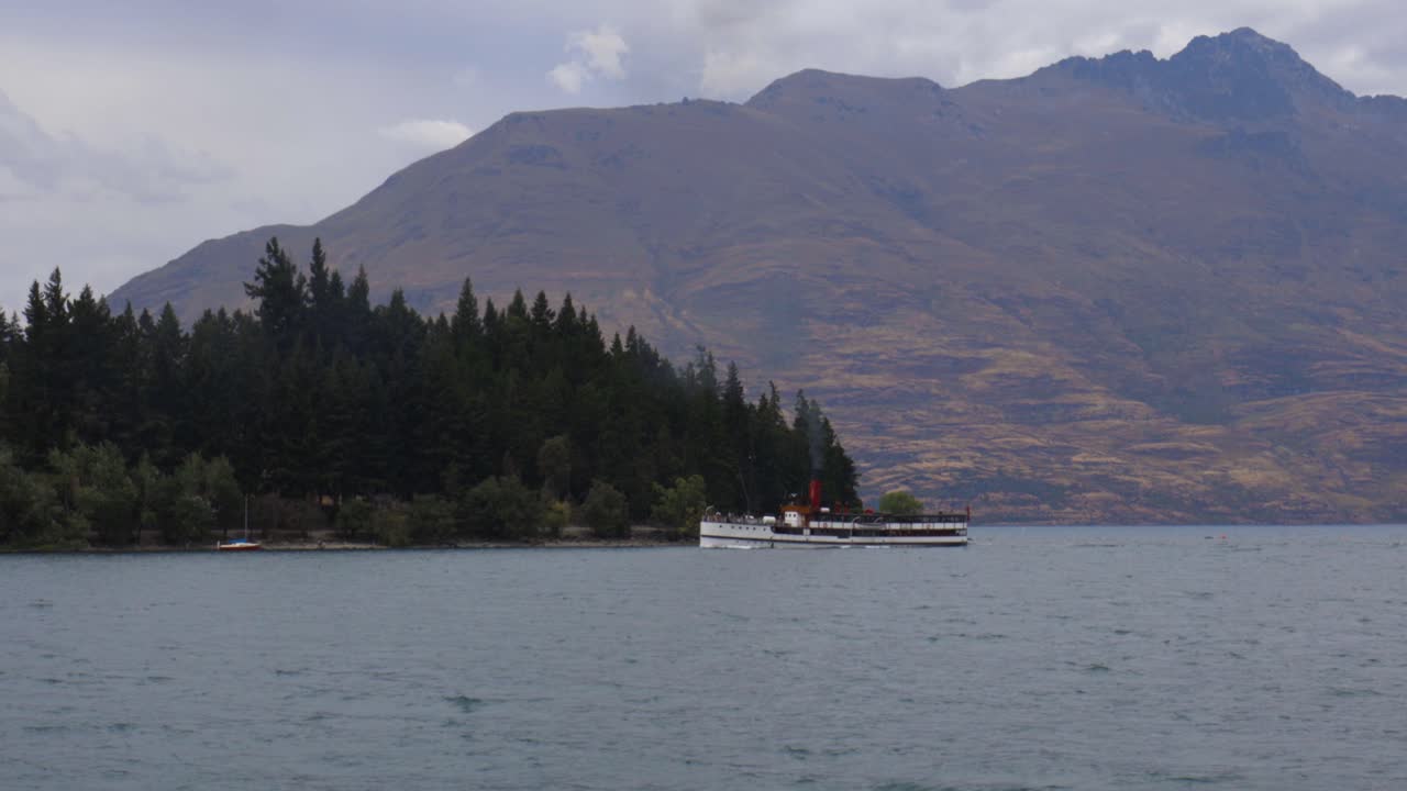 plano general de tss earrslaw llegando a queenstown con el pico de cecil detrás