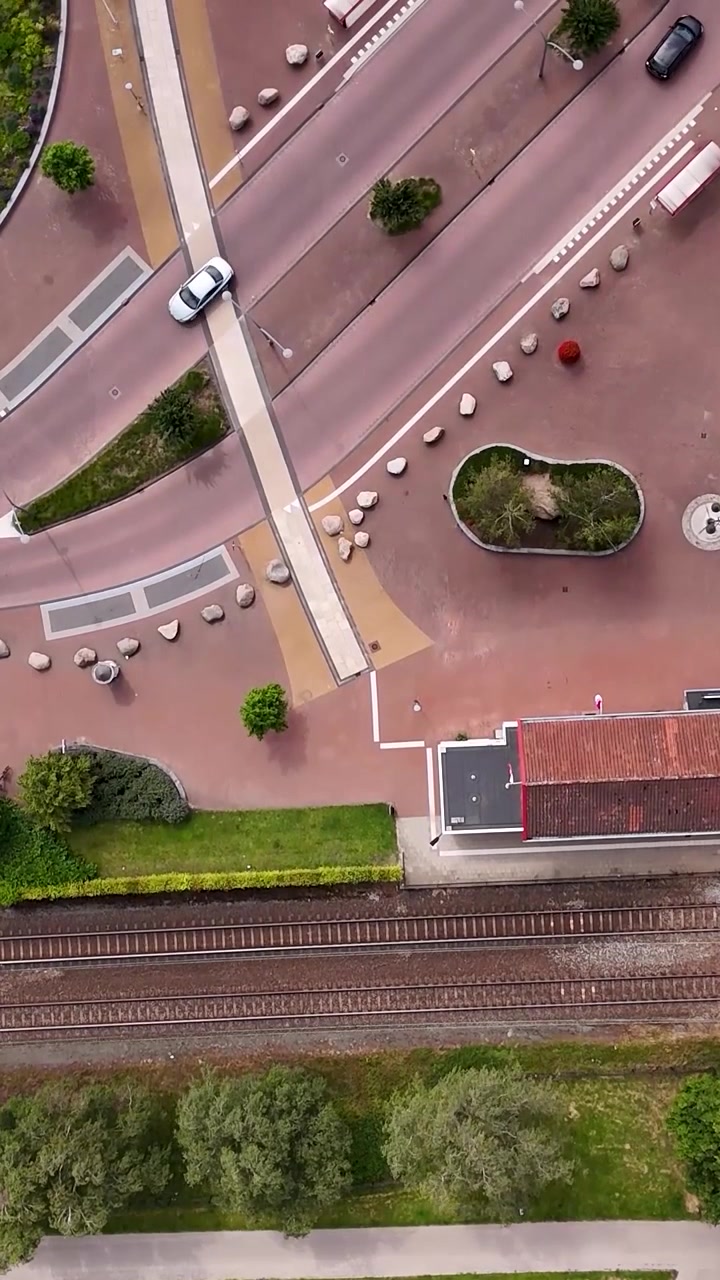 Vista aerea di un moderno incrocio e binari ferroviari