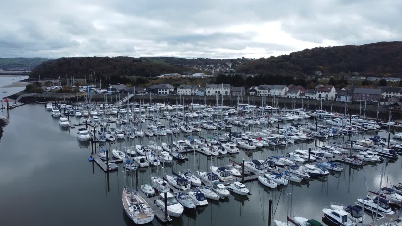 pintoresco y lujoso apartamento en el puerto frente al mar yates y veleros bajo la vista aérea de la costa de la montaña sobrevolar en aumento