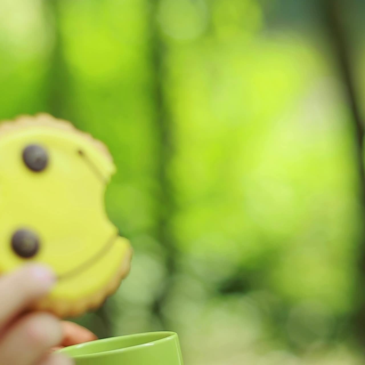 pareja en la naturaleza bebiendo té