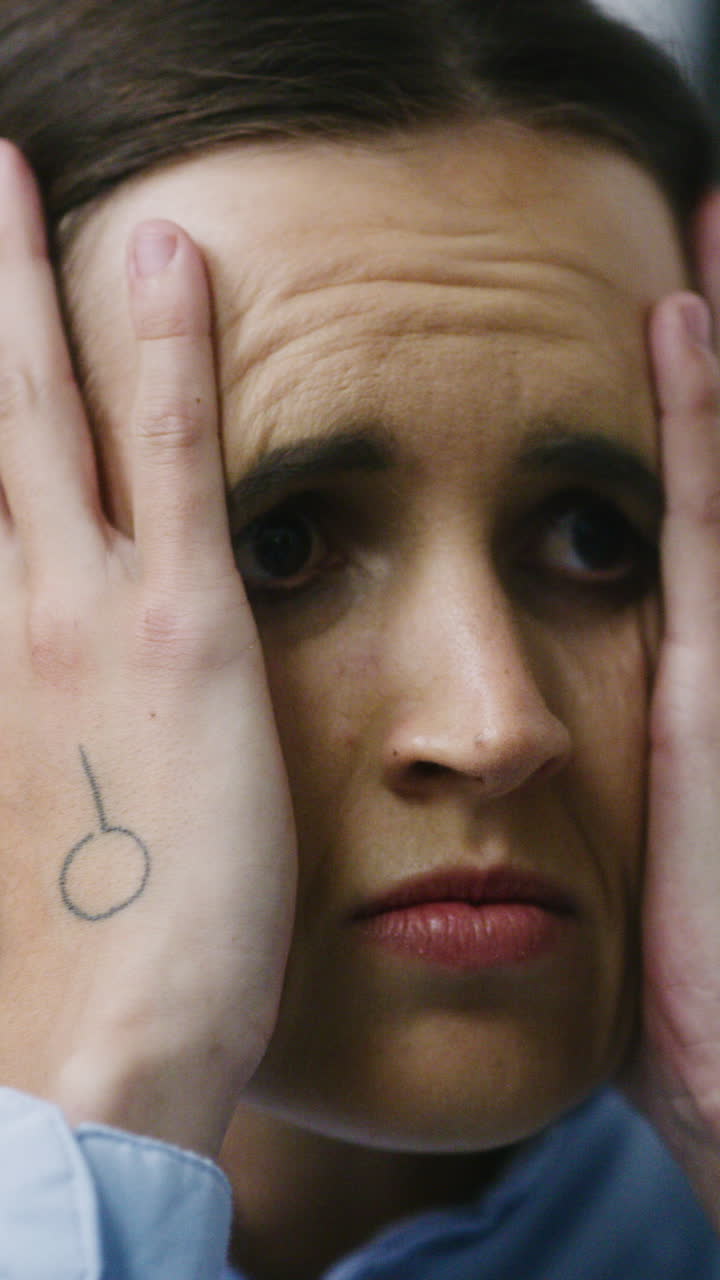 Primo piano di una donna angosciata che manifesta ansia o dolore