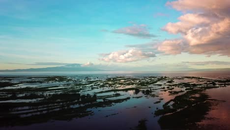 Aguas-Rojas-Llamativas-Y-Ricas-En-Minerales-Del-Lago-Natron-Sentado-Debajo-De-Ol-Doinyo-Lengai-En-Tanzania,-áfrica