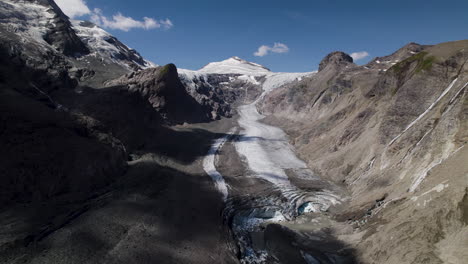 Amplio-ángulo-De-Visión-Del-Hielo-Del-Glaciar-Pasterze-Bajo-Escombros-Al-Pie-De-La-Montaña-Grossglockner,-El-Mayor-Glaciar-Derretido-De-Los-Alpes-Austriacos-Debido-Al-Calentamiento-Global