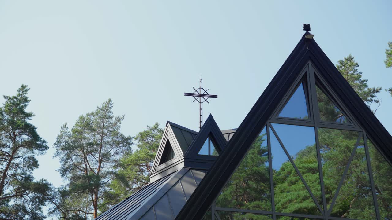 tomada de un avión no tripulado de la capilla de santa ana en kacergine, en lituania, rodeada de pinos en verano