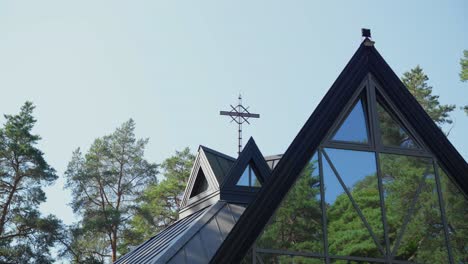 tomada de un avión no tripulado de la capilla de santa ana en kacergine, en lituania, rodeada de pinos en verano