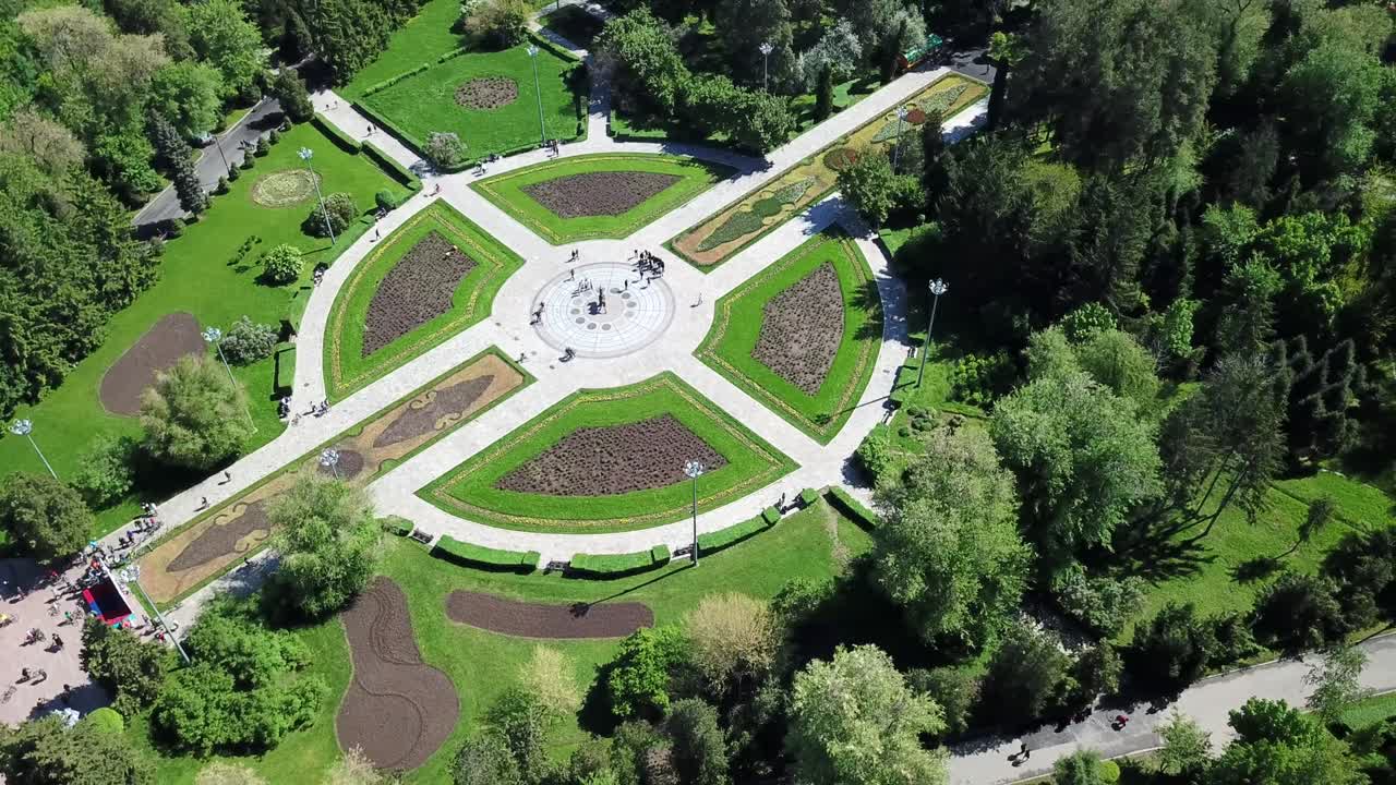 낙타 의 동상 이 있는 공원 의 둥근 골목