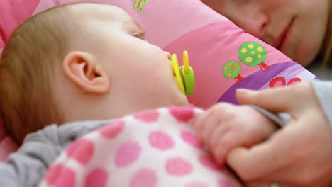 madre y bebé durmiendo en casa 4k