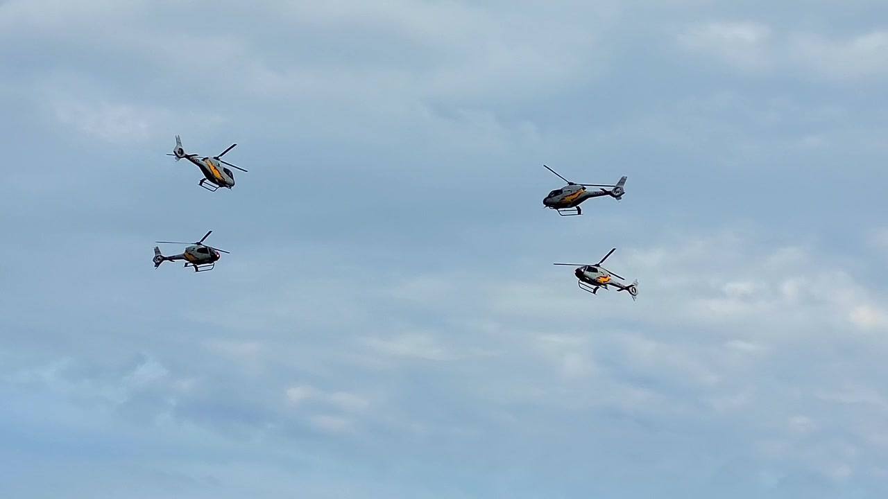 Pattuglia ASPA. Elicotteri spagnoli che eseguono una dimostrazione aerea. Quattro elicotteri che volano in formazione coordinata. Formazione "Don Chisciotte". Spagna