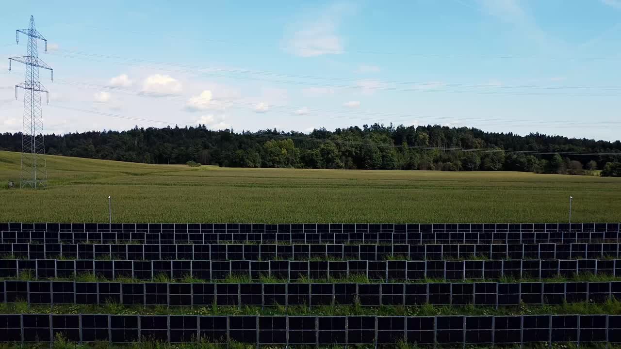 tirando hacia atrás sobre la granja solar