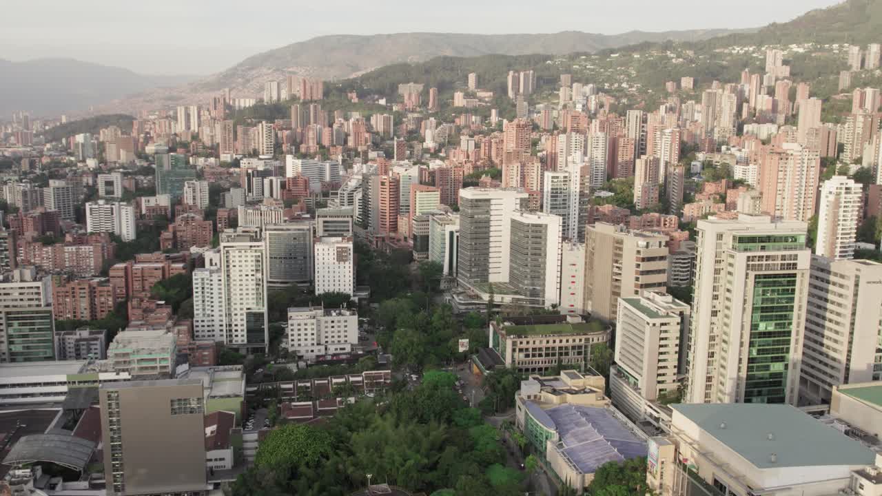 Edifici nello skyline del centro città al mattino, Medellín, Colombia