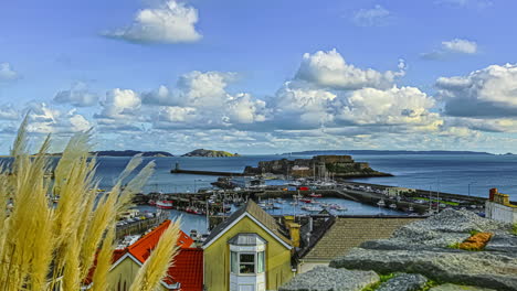 toma de lapso de tiempo del hermoso paisaje marino con el puerto de san pedro durante la puesta de sol en guernsey