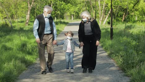 Großeltern-Mit-Enkelin-Nehmen-Nach-Ende-Der-Coronavirus-Quarantäne-Die-Masken-Ab