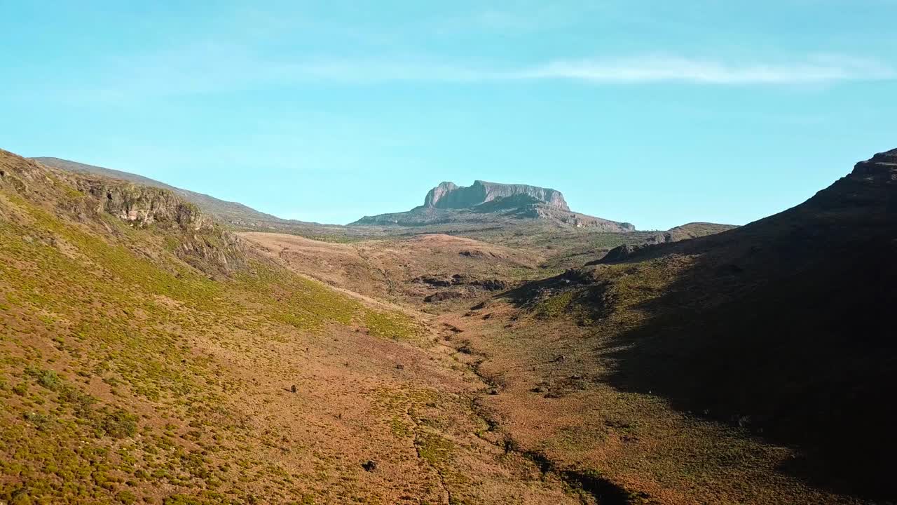 área desolada con montañas de pendiente y valle en el parque nacional del monte elgon en kenia, áfrica oriental