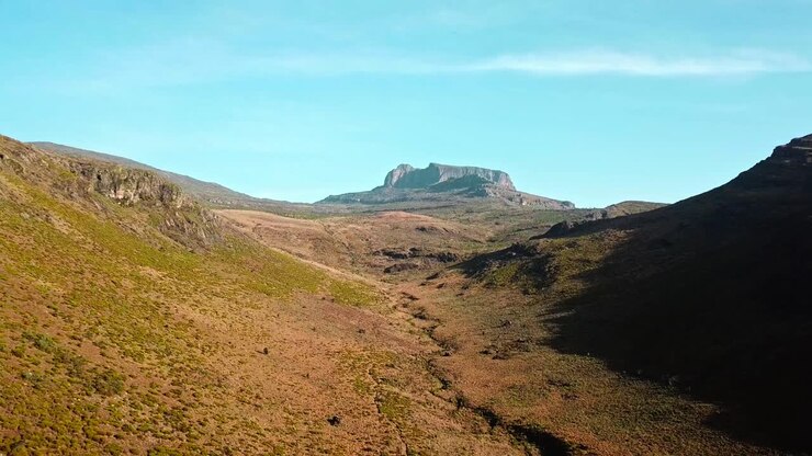 Area desolata con montagne scoscese e valle nel Parco Nazionale del Monte Elgon in Kenya, Africa orientale