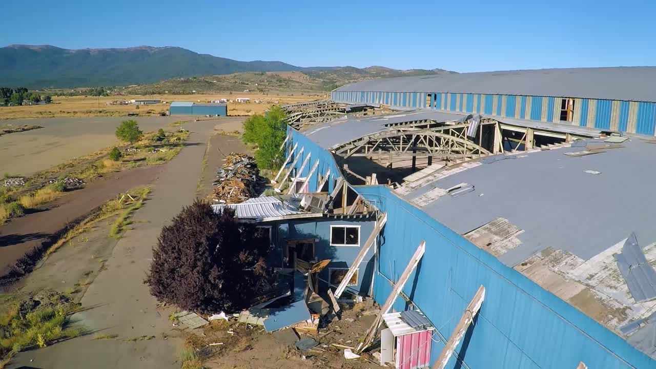 una toma aérea sobre un molino de fábrica abandonado en el norte de california 1