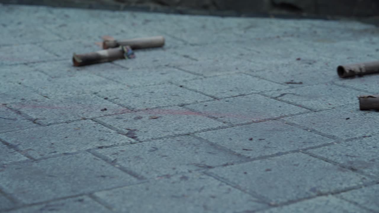 생일, 새해, 크리스마스 축제 후에 거리에서 사용된 불꽃놀이의 어리.