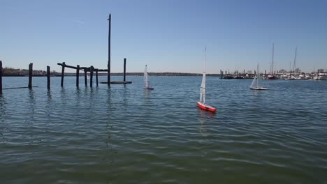 Una-Antena-Sobre-Barcos-De-Juguete-Que-Compiten-Con-En-Un-Lago-1