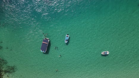 Hoher-Drohnenblick-Auf-Einen-Geschützten-Urlaubsozean-Schwimmbereich-Und-Einen-Bootshafen