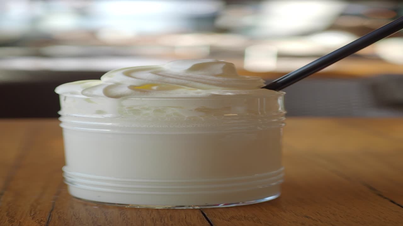 Boisson froide onctueuse avec de la crème fouettée