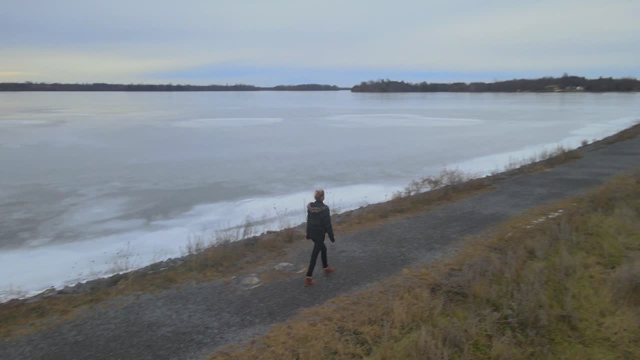 겨울날 젊은 여성을 따라다니는 공중 드론