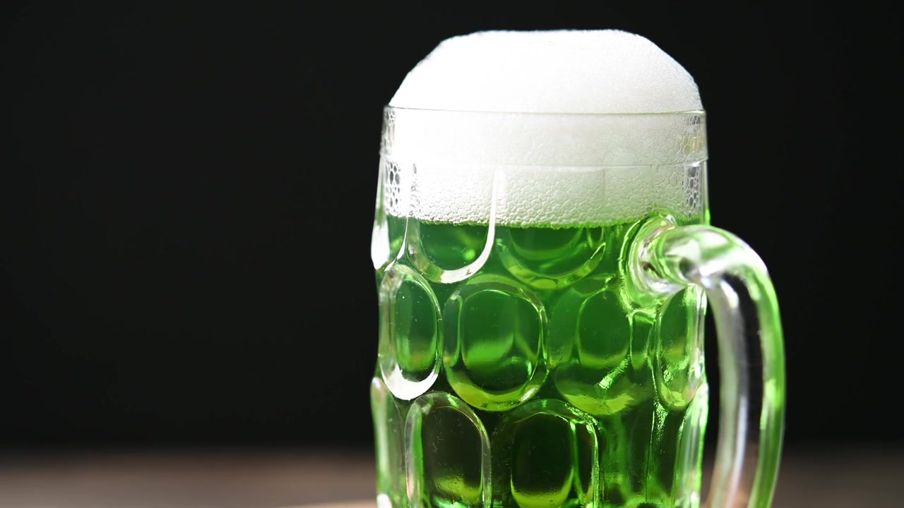 Grüner Bierkrug mit Schaum für den St. Patrick's Day.