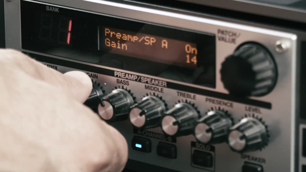 음악가의 손은 기타 프리앰프 다중 효과의 수준을 설정하고 닫습니다.