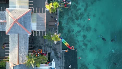 Vista-Elevada-Del-Pueblo-Sobre-El-Agua-De-Mar-De-Celebes-En-La-Isla-De-Mabul,-Malasia.