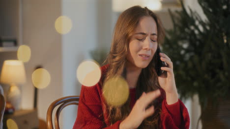 Mujer-Estresada-Hablando-Por-Teléfono-Inteligente