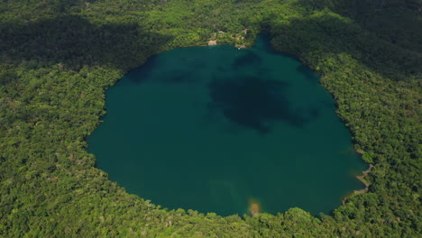 lago eacham lago de cráter volcánico extinto en las mesetas de atherton queensland