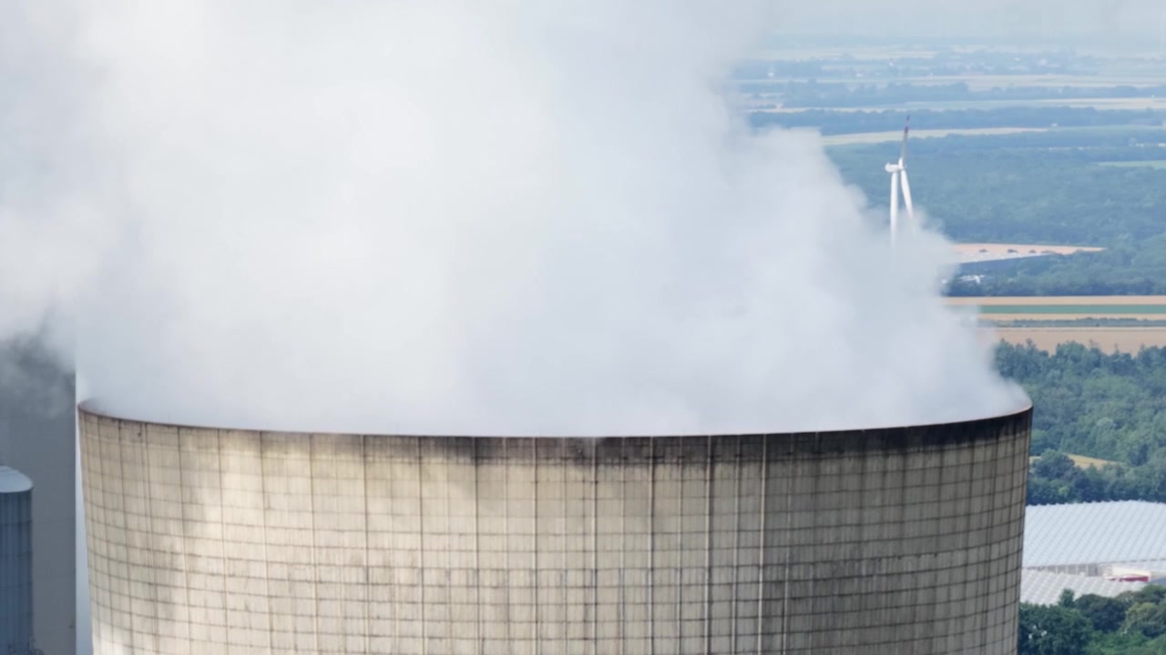 Vista aerea di una massiccia centrale elettrica a lignite con grandi torri di raffreddamento, che mostra la generazione di elettricità da combustibili fossili, l'industria pesante e l'infrastruttura energetica