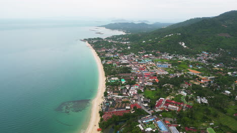 Lenta-Rotación-Aérea-Sobre-La-Espectacular-Costa-De-Playa-De-Maret,-Tailandia