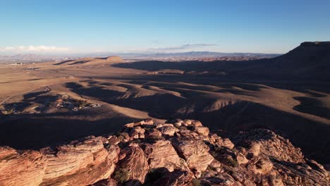 Goldene-Stunden-Szenische-Naturlandschaft-In-Roter-Felsentalformation-In-Luftaufnahmen-Von-Las-Vegas