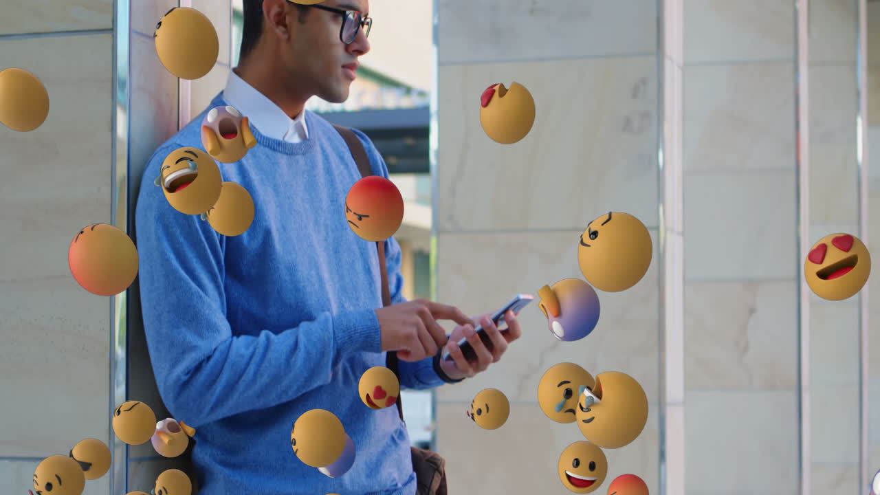 iconos de emoji con un hombre usando un teléfono inteligente en el fondo 4k