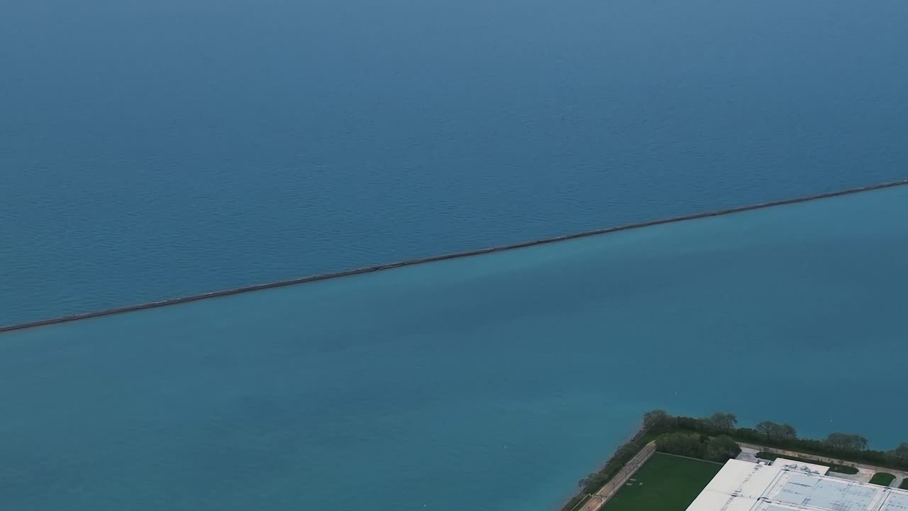Veduta aerea della diga frangiflutti del Lago Michigan