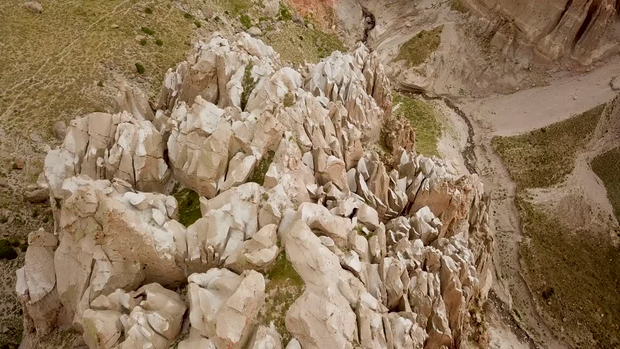 Vola sopra una bellissima montagna dalle forme mozzafiato, vicino a corsi d'acqua fluviali in una profonda valle montana.