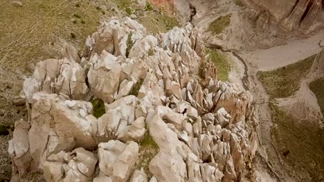 vuela sobre una hermosa montaña con formas impresionantes cerca de un río que fluye en un valle profundo en la montaña