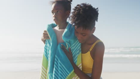 Madre-Afroamericana-Secando-A-Su-Hija-Con-Una-Toalla-En-La-Playa.