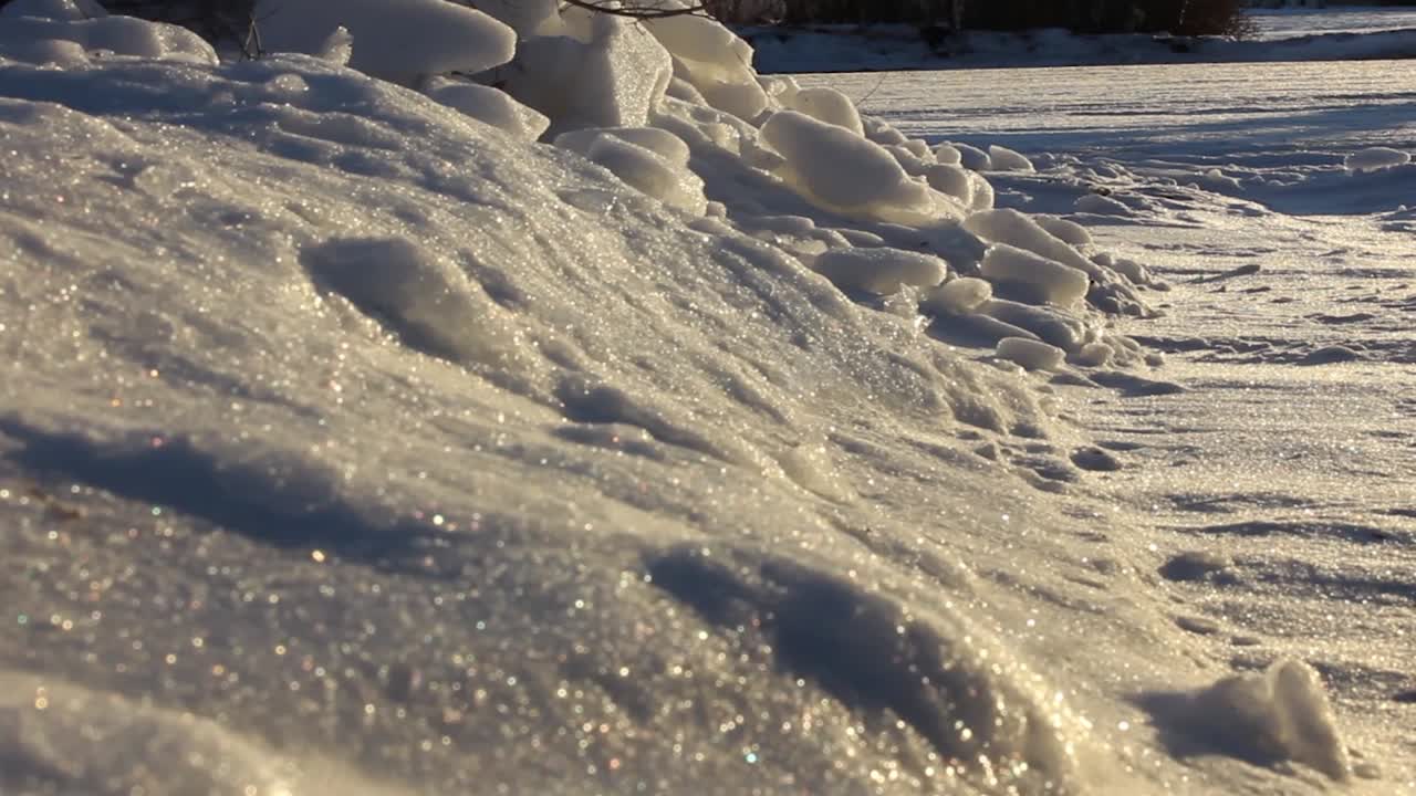 En bunke sne skovlet op i siden af en indkørsel i Alberta, Canada om vinteren.