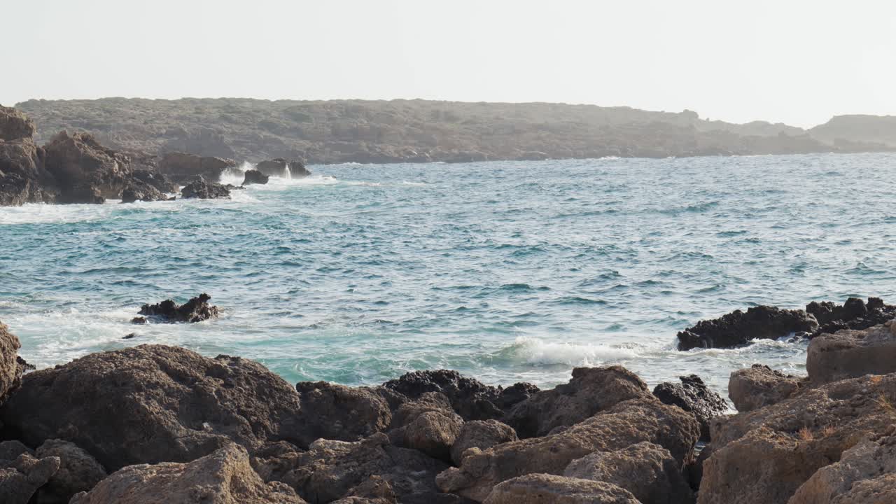 disparo en cámara lenta sobre hermosas olas salvajes que se estrellan en la vista rocosa de la bahía del mar sobre el océano, creta elafonissi