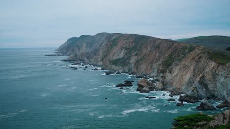 Wide-angle-shot-down-the-shoreline-of-the-pacific-northwest-on-a-stormy-day