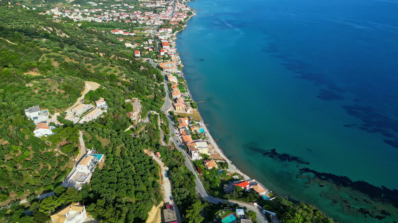 그리스의 한 해안 도시에서 해가 비는 아침에 찍힌 놀라운 공중 사진.