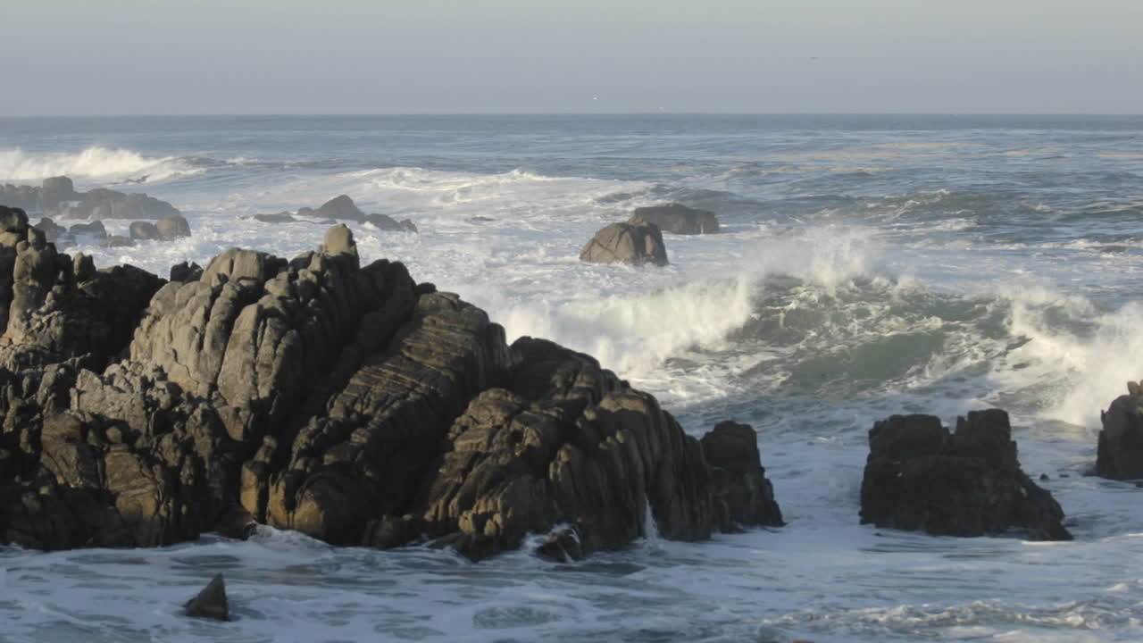 lapso de tiempo de las olas rompiendo en las rocas en point pinos en pacific grove california