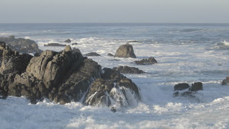 Lapso-De-Tiempo-De-Las-Olas-Rompiendo-En-Las-Rocas-En-Point-Pinos-En-Pacific-Grove,-California