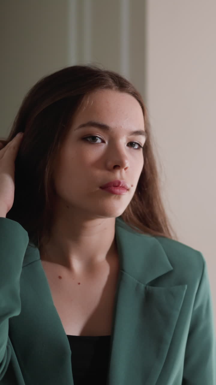 una mujer molesta se sienta junto al espejo de vanidad. una mujer preocupada se aleja de la frente en busca de arrugas en el tocador. una mujer bonita asustada por la madurez.