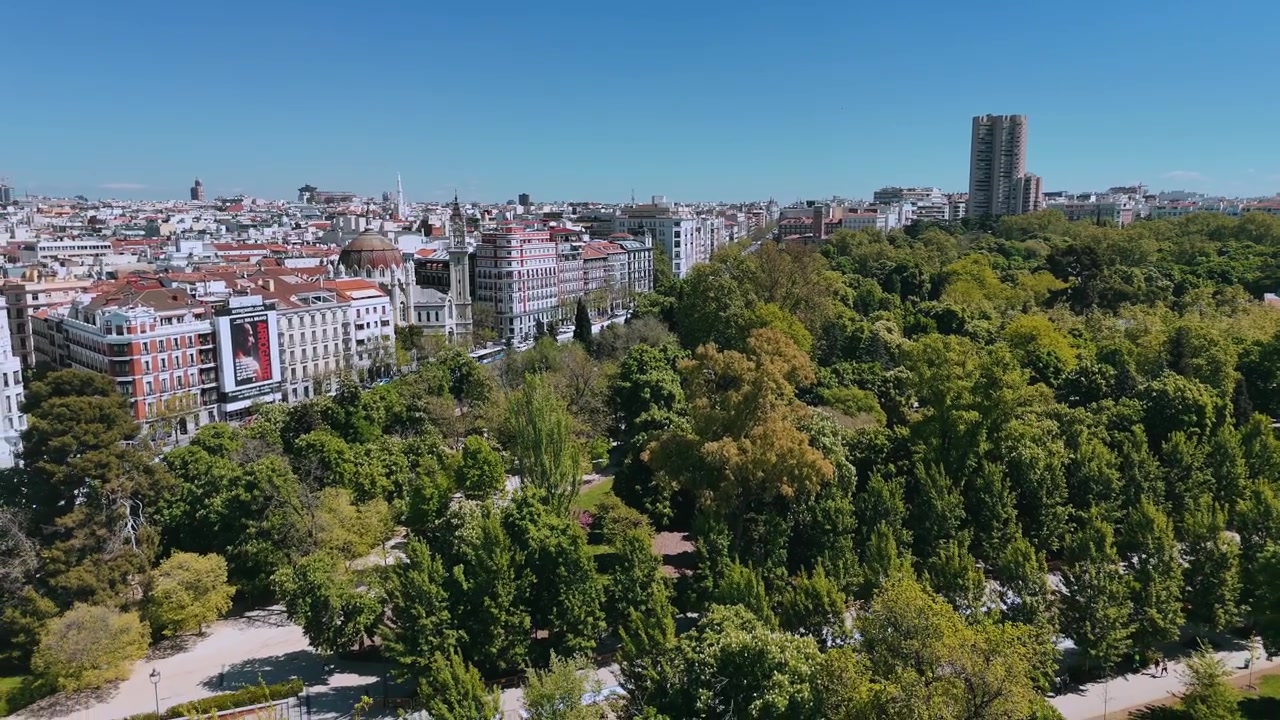 Veduta aerea del Parco del Retiro con la torre Torrespaña che si erge sullo skyline di Madrid