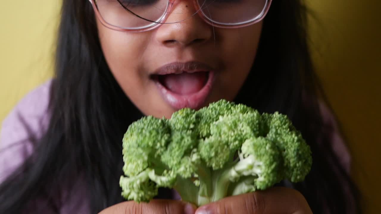 Ragazza che mangia broccoli
