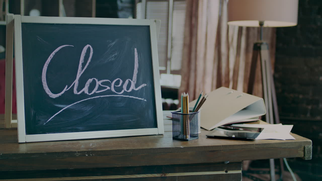 Business work end. Business closed sign