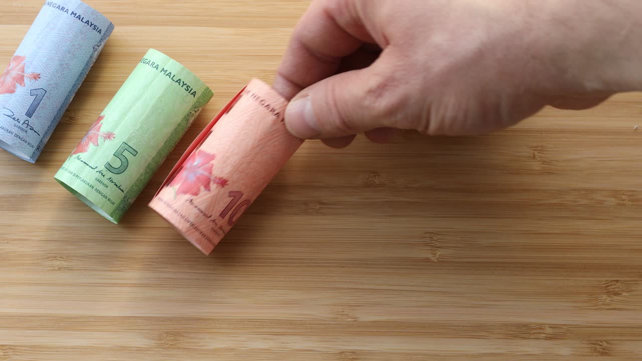 말레이시아 화폐, 링기트 돈, 굴러서 테이블에 놓은, 모든 지폐