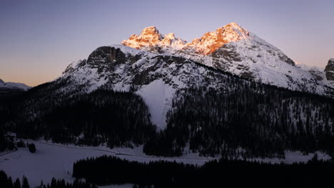 el amanecer sobre los picos alpinos nevados